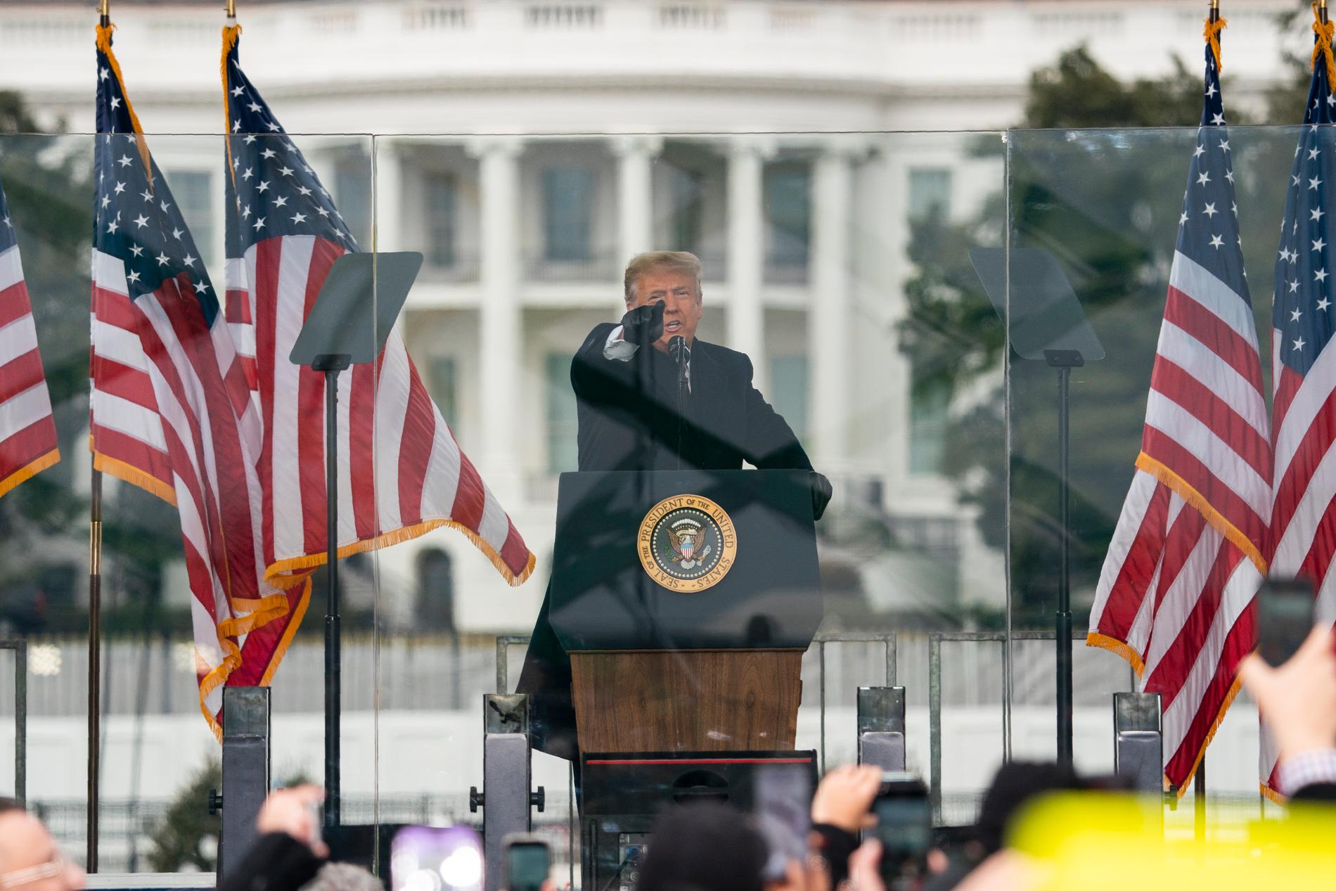Donald Trump talar inför anhängare under gårdagen, innan attacken mot Kapitolium.