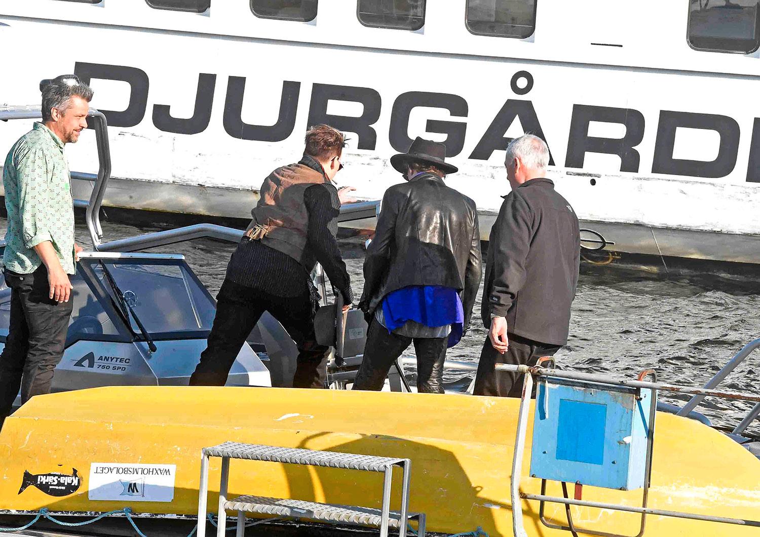 Johnny Depp och Joe Perry kliver ombord på båten för att åka till Gröna Lund.
