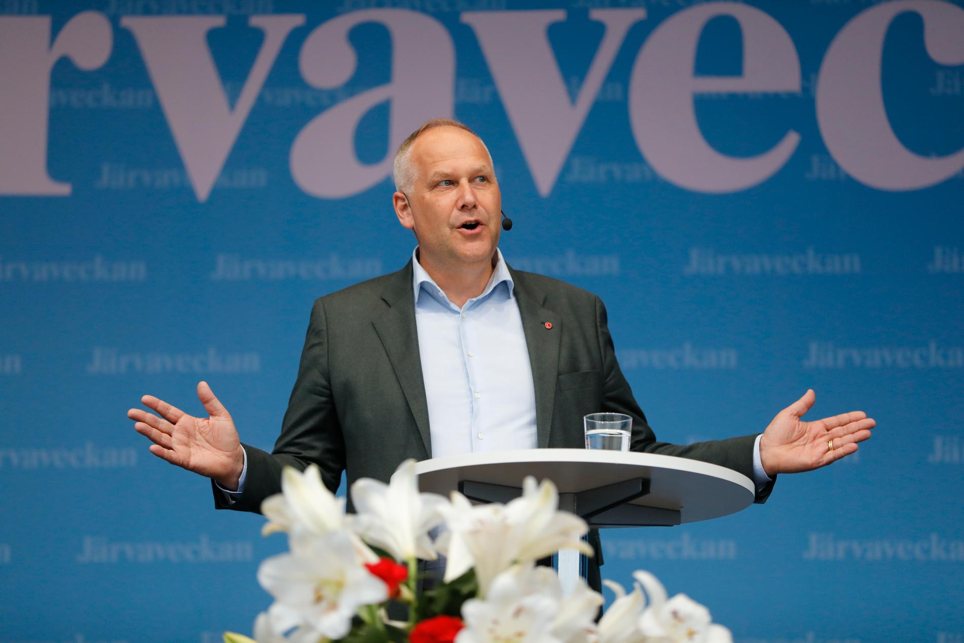 Vänsterpartiet partiledare Jonas Sjöstedt talar under politikerveckan på Spånga IP i Järva.