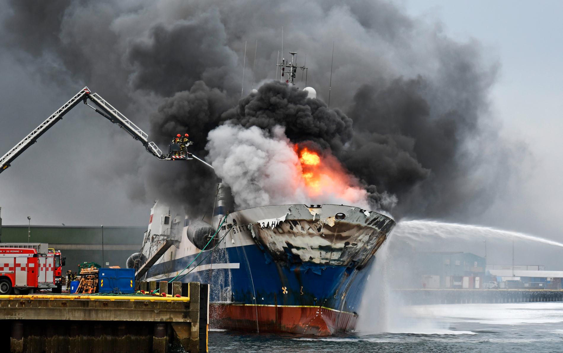 Fartyget har brunnit i ett dygn och utgöt explosionsfara.
