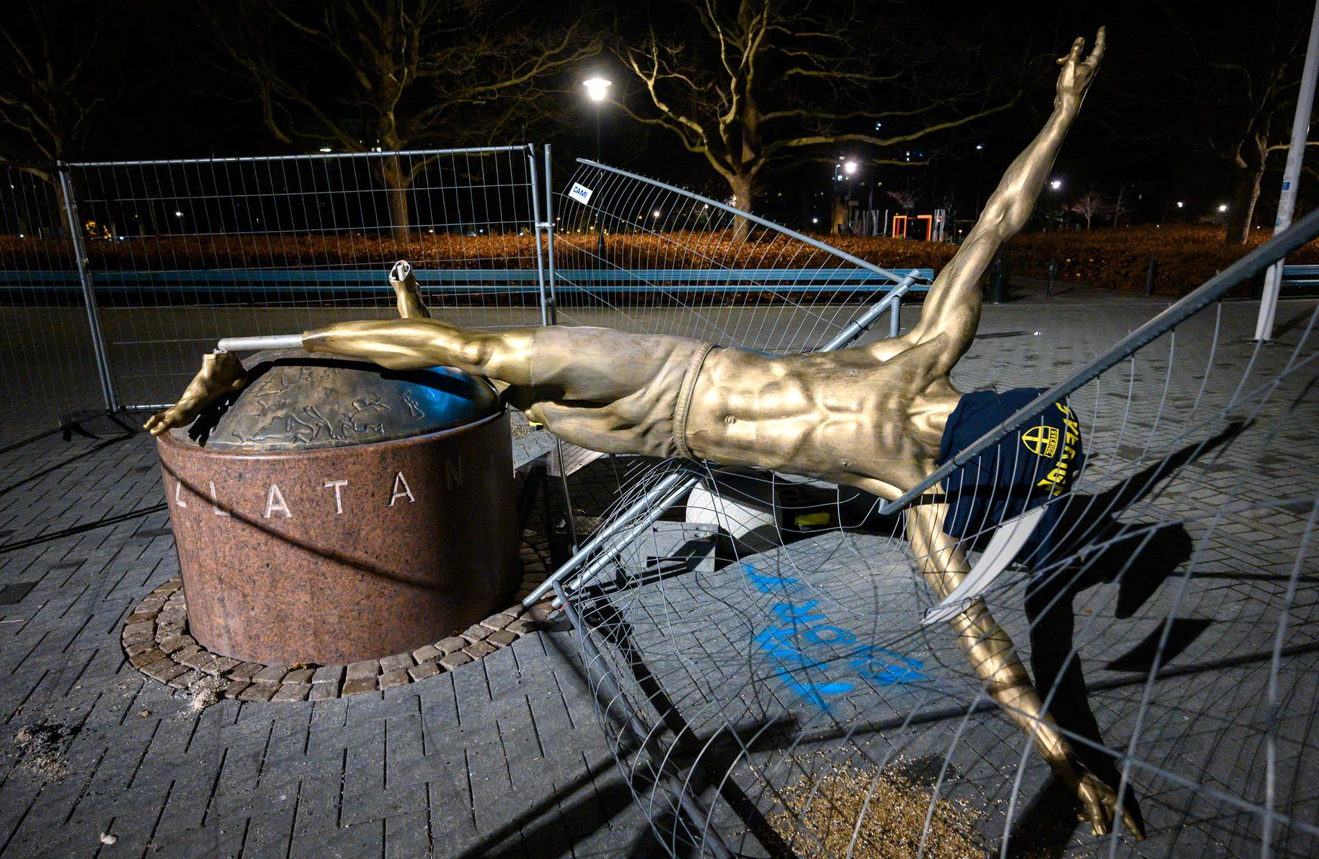 Efter att båda benen kapats på statyn av Zlatan Ibrahimovic forslades skulpturen bort för renovering. Arkivbild.