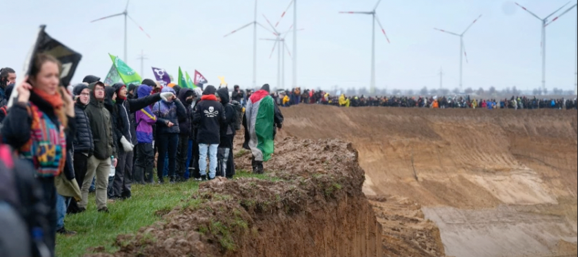 Enligt aktivisterna själva har 35 000 personer deltagit i aktionen vid gruvbyn Lützerath.