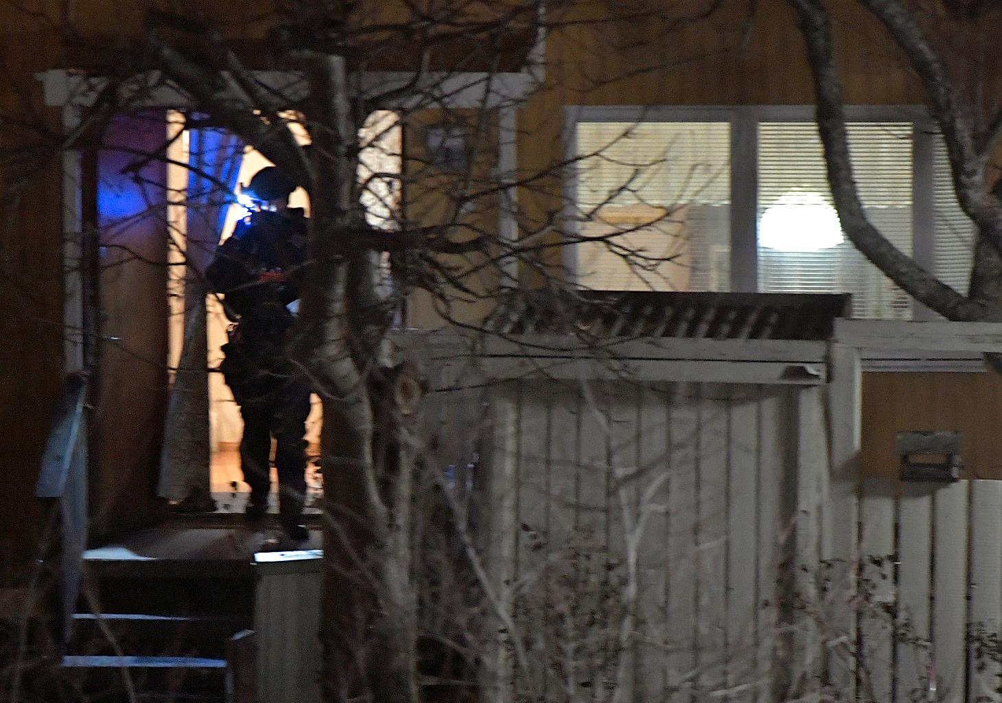 Polisen undersökte bland annat radhuset med bombhundar.