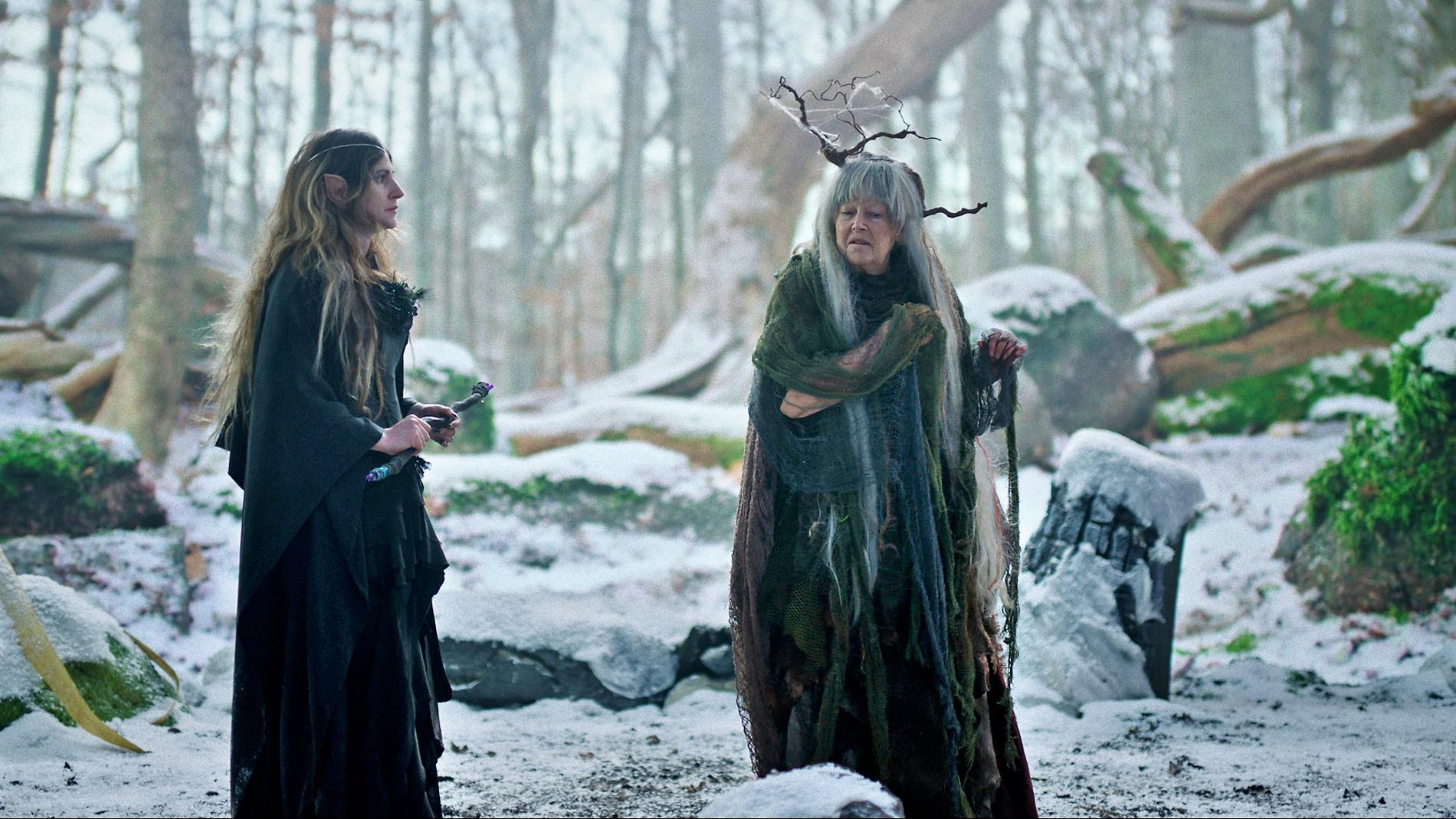 Nour El Refai som Mara och Lena-Pia Bernhardsson som Skogsrået i ”Trolltider – legenden om Bergatrollet” 2023.