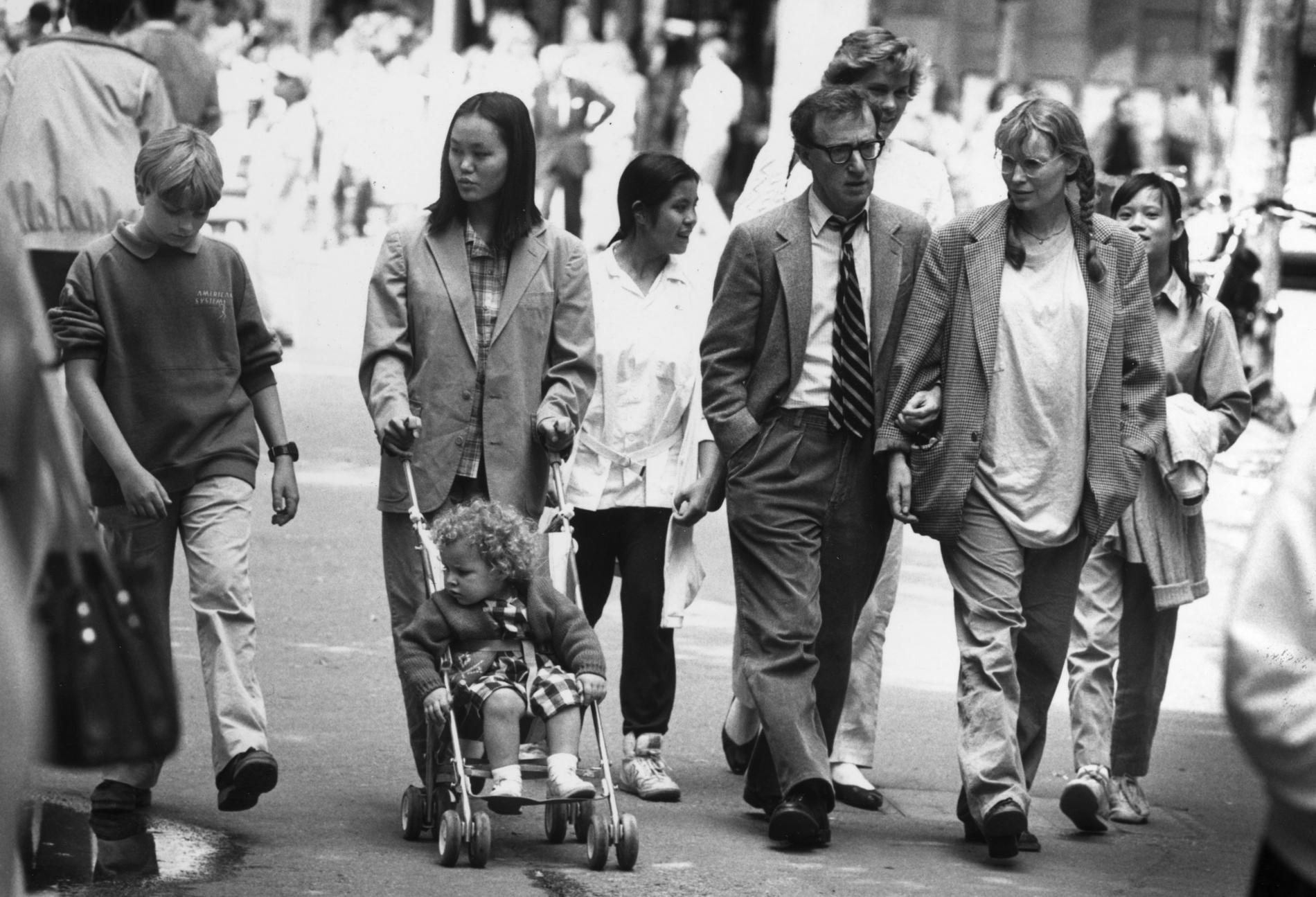 Woody Allen och Mia Farrow med familj i Stockholm 1987.
