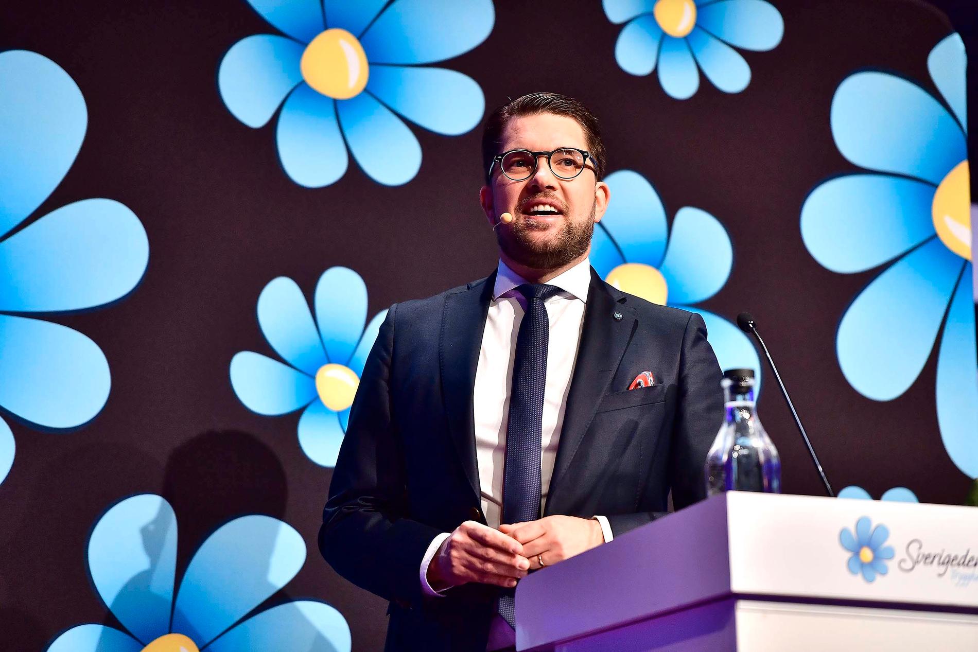 Sverigedemokraternas partiledaren Jimmie Åkesson håller stora tal inför partikamraterna.