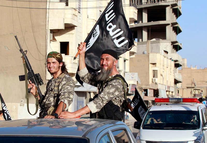 IS expanderar Terrororganisationen utropar ett ”kalifat” i de ockuperade områdena.