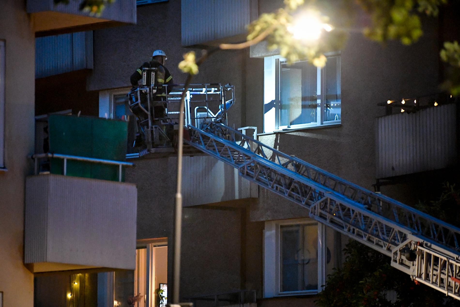 En brand bröt ut i en lägenhet i ett flerfamiljshus på Lilla Essingen i Stockholm på måndagskvällen.