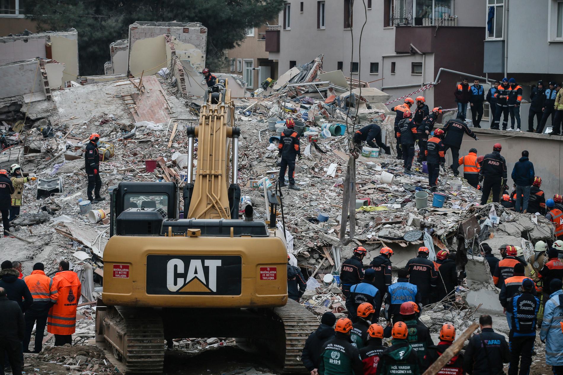 Ett sökarbete pågår i rasmassorna efter åttavåningshuset som rasat i Istanbul.