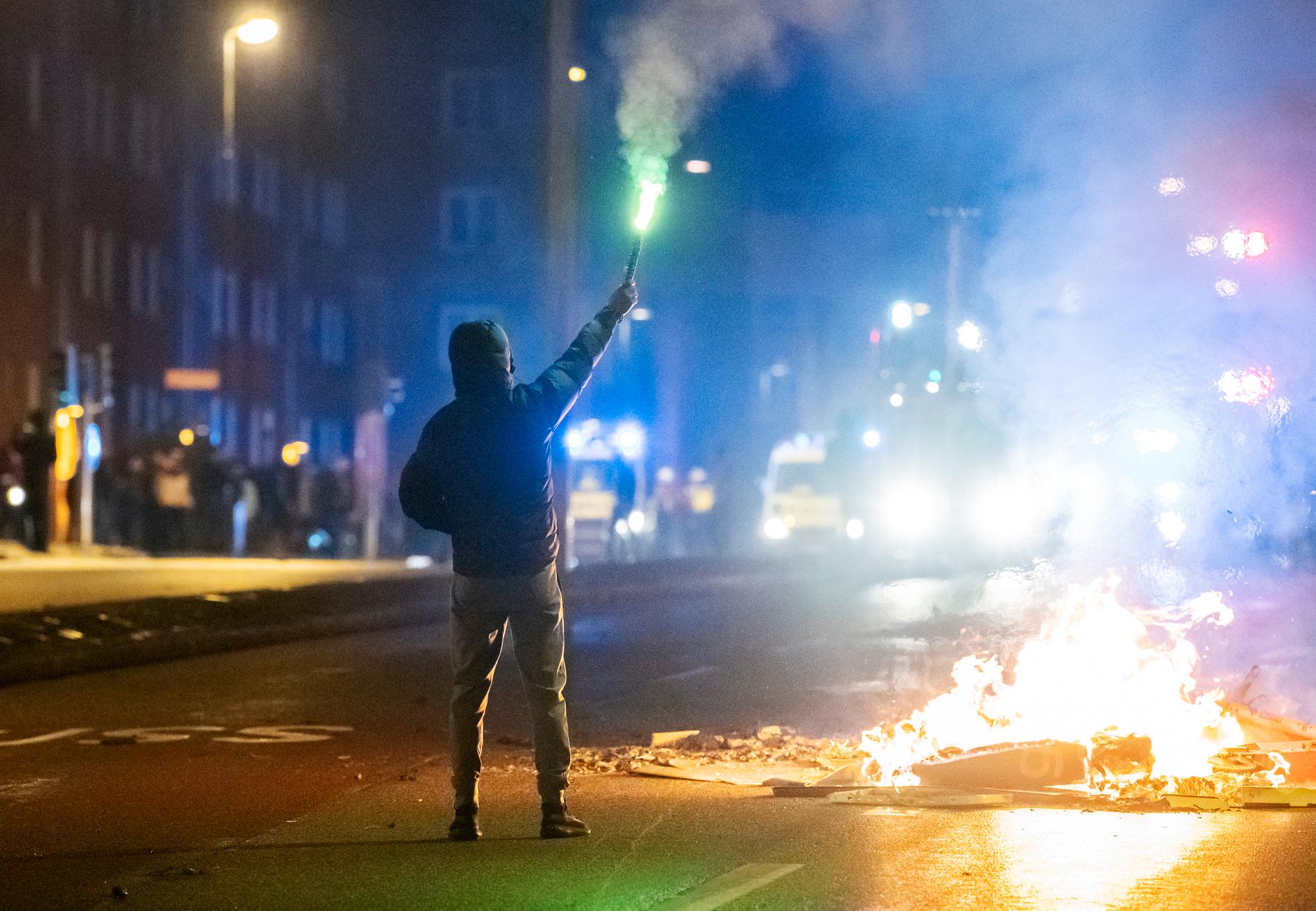 August 2020: Brinnande barrikader och demonstranter har samlats på Amiralsgatan i Malmö som en reaktion på en koranbränning på Emilstorp i Rosengård. Enligt polisen befann sig 300 personer på Amiralsgatan i samband med upploppet. Arkivbild.
