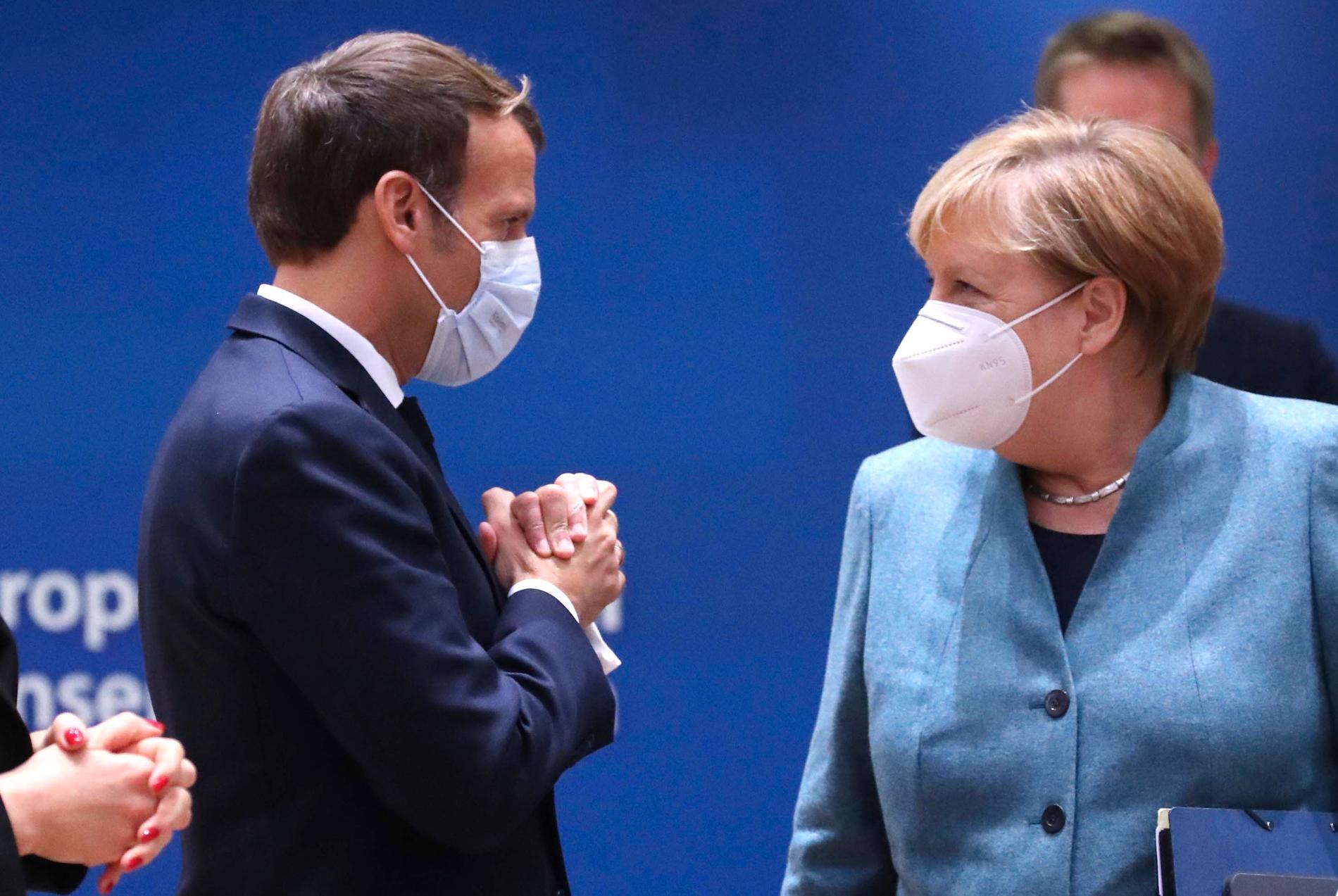 Frankrikes Emmanuel Macron talar med Tysklands Angela Merkel på ett EU-möte i oktober.