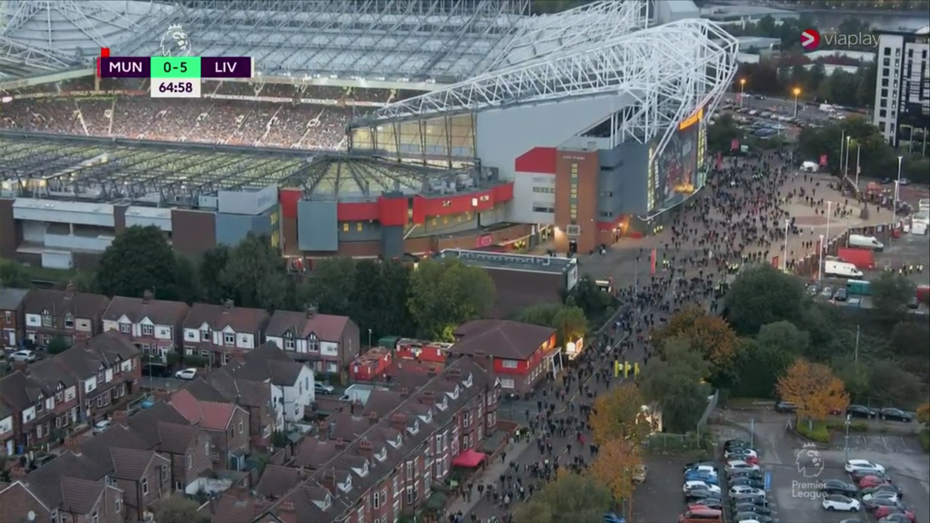 Fans lämnar Old Trafford med 25 minuter kvar att spela. 