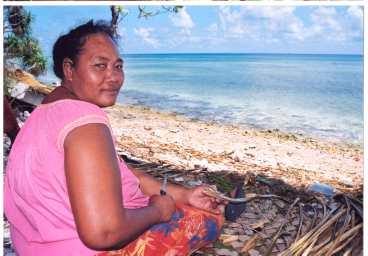 Sola och bada är i stort sett allt man kan göra här. Men Asogali Tupe är nöjd. "Jag skulle aldrig vilja leva någon annanstans än i Tuvalu", säger hon. "Här är så vackert och fridfullt."