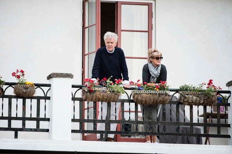 Sven-Bertil Taube spanar han ut från sin balkong på värdshuset Grå Gåsen tillsammans med hustrun Mikaela som finns med under inspelningen av ”Så mycket bättre”.