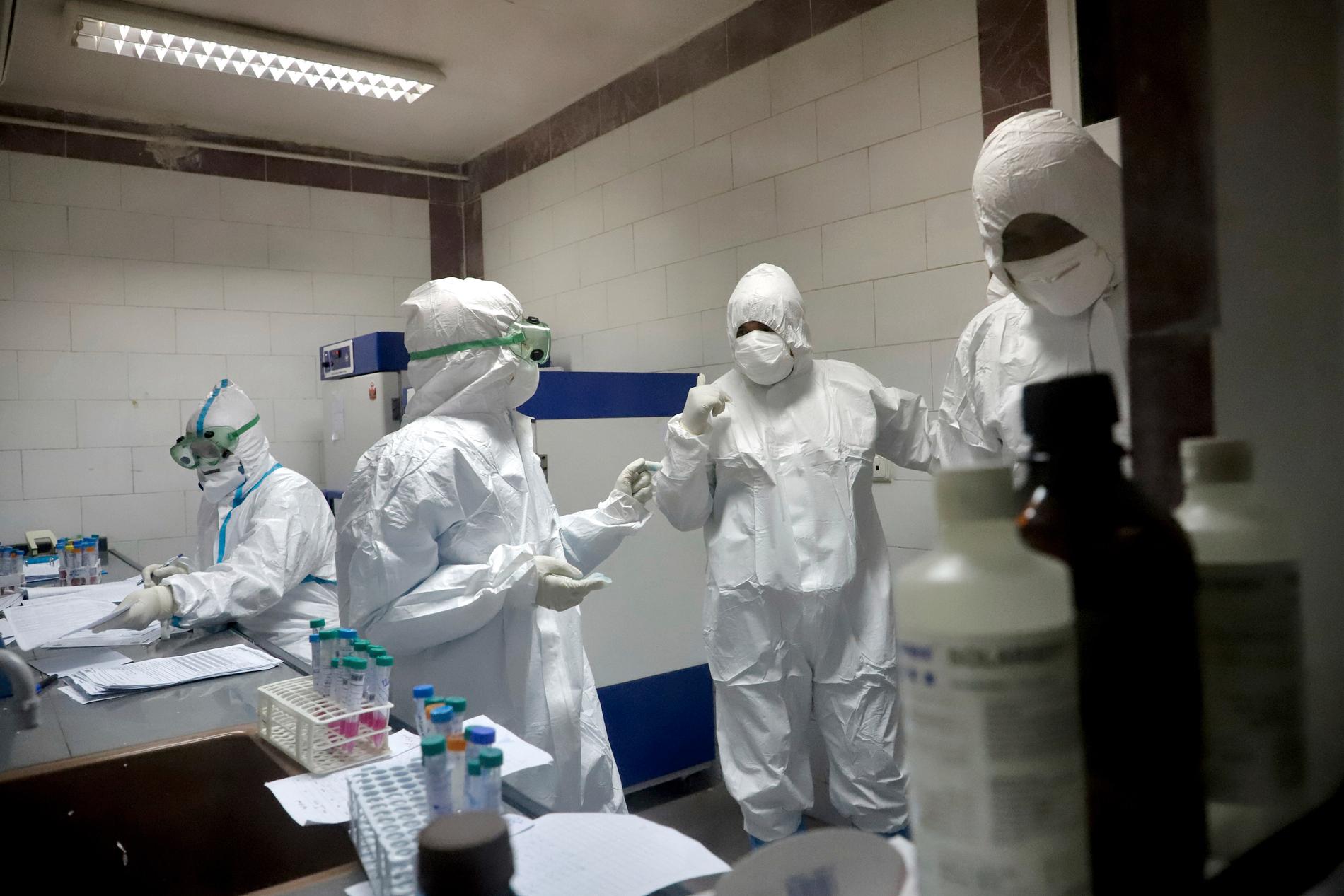 Sjukvårdspersonal arbetar med virusprover i ett laboratorium i staden Ahvaz i västra Iran i tisdags.