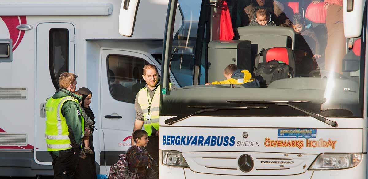 Nyanlända flyktingar kördes till Malmömässan. Personerna på bilden har inget med texten att göra.