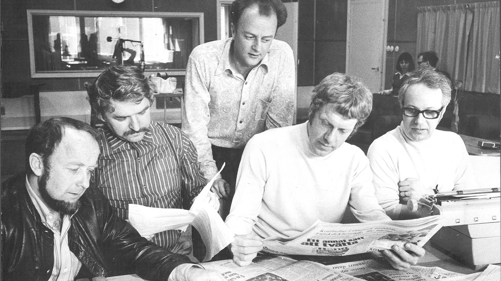 Radioprogrammet "Mosebacke Monarki" på stadsbesök i Malmö 1971. Från vänster Hatte Furuhagen, Hasse Alfredson, Thord Carlsson, Tage Danielsson och Carl-Uno Sjöblom, som var programledare.