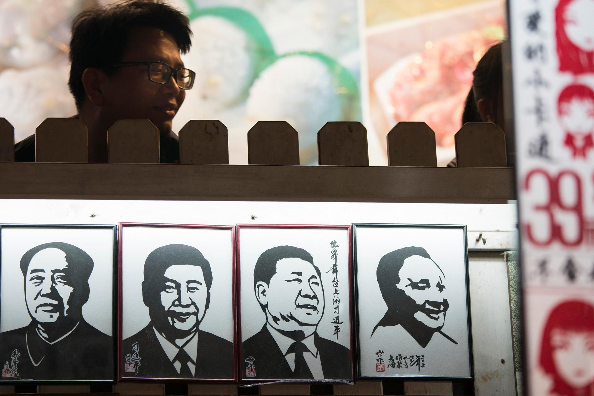 Teckningar föreställande den kinesiske presidenten Xi Jinping omgiven av sina föregångare.