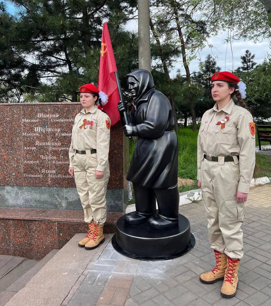 Bild från invigningen av statyn med ”babusjka Anna och Sovjetflaggan” i Mariupol i onsdags.