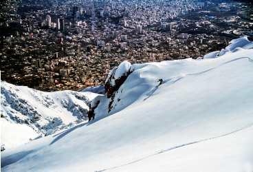 Filip Nilsson kryssar ner mot Teheran – den iranska huvudstaden som sträcker ut sig söder om Alborzbergens sluttningar. Svenska Pathfinder Travels har arrangerat skidresor hit i fem år.