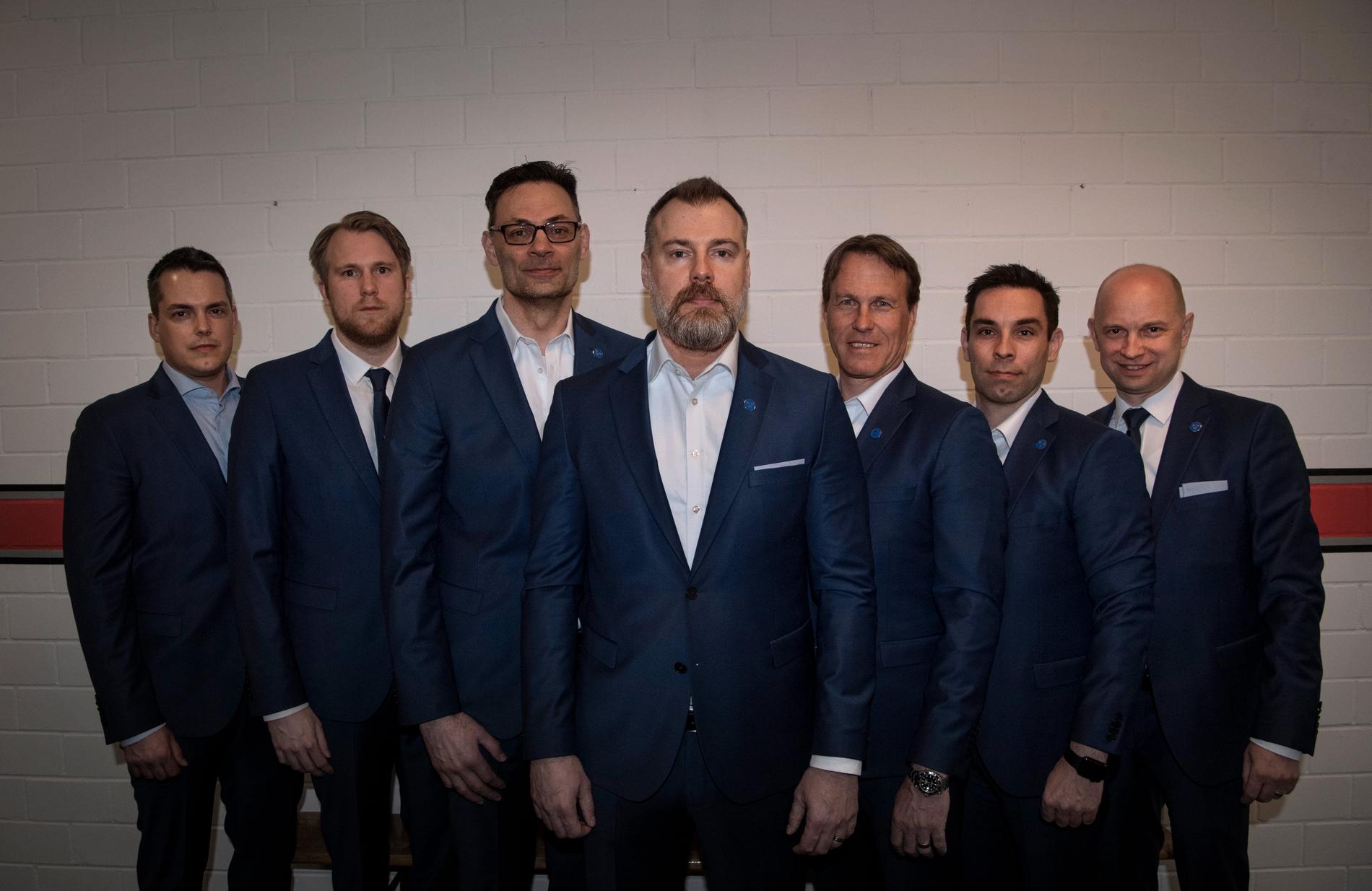 Från vänster: Tomas Montén, Johan Andersson, Peter Popovic, Rikard Grönborg, Johan Garpenlöv, Todd Woodcroft och Stefan Ladhe.