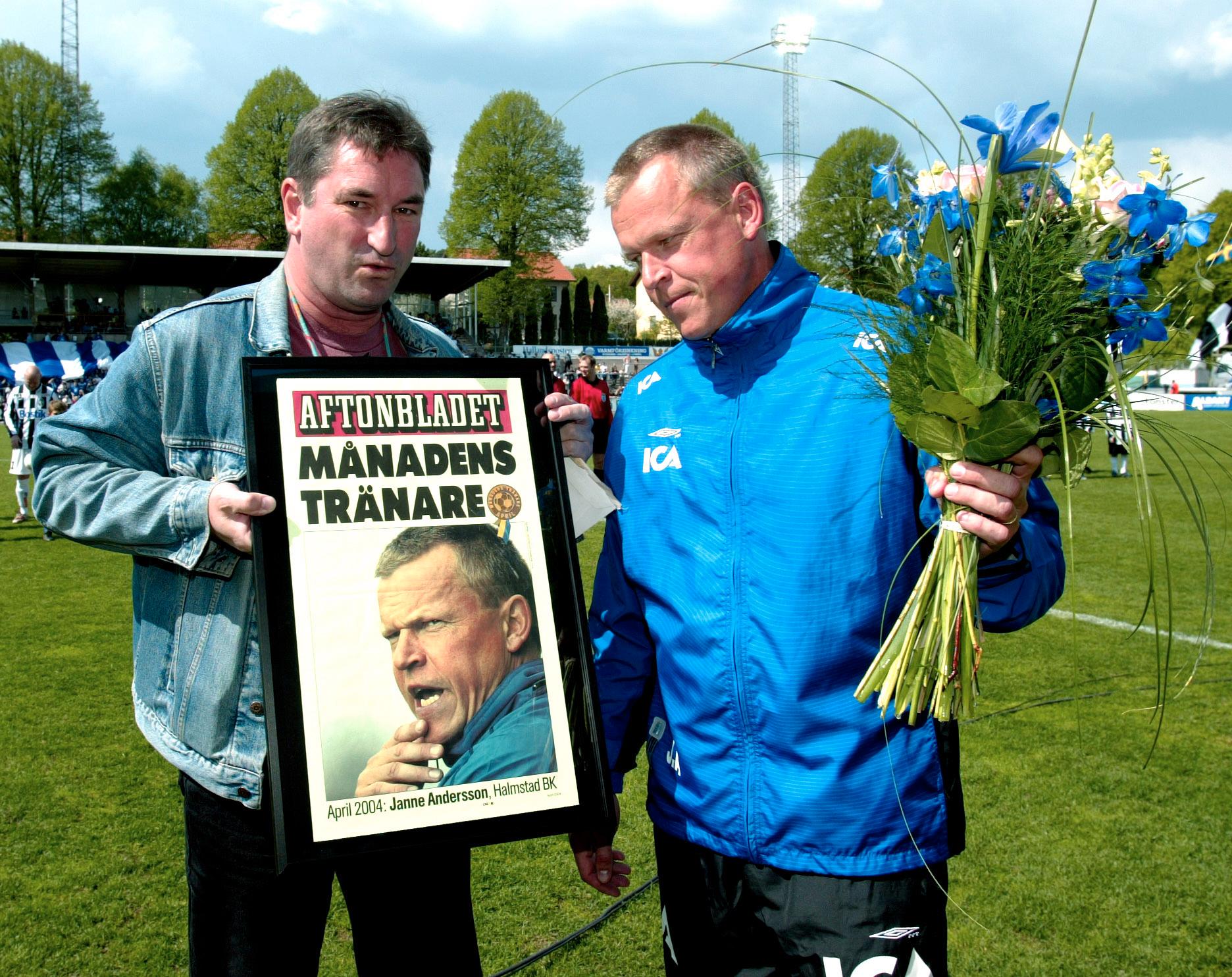 Janne Andersson prisas av Sportbladets Stefan Alfelt i maj 2004.