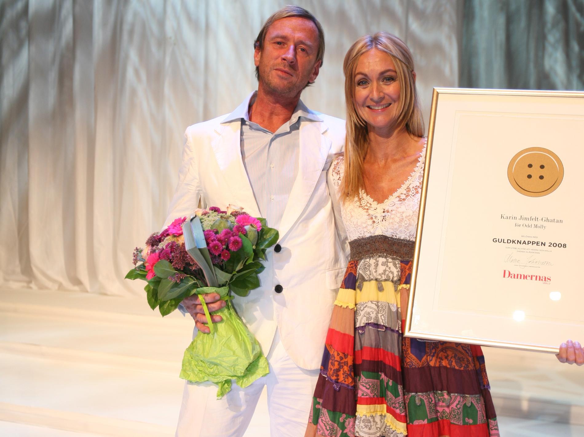 Per Holknekt och Karin Jimfelt Ghatan tar emot Guldknappen 2008.