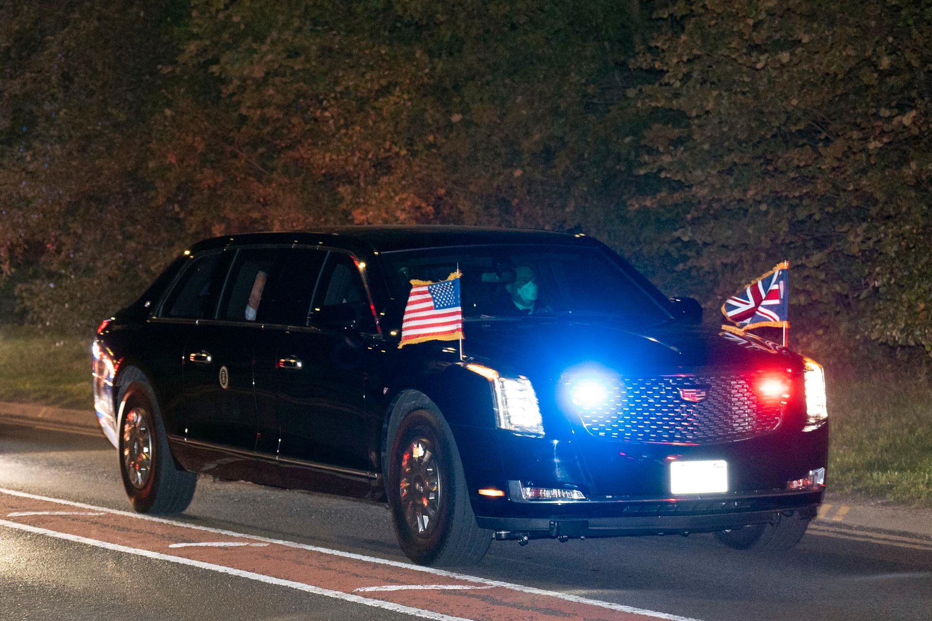 Joe och Jill Biden åkandes i ”The Beast” i London. Bilen är bepansrad och ska stå emot både granater och maskingevär.