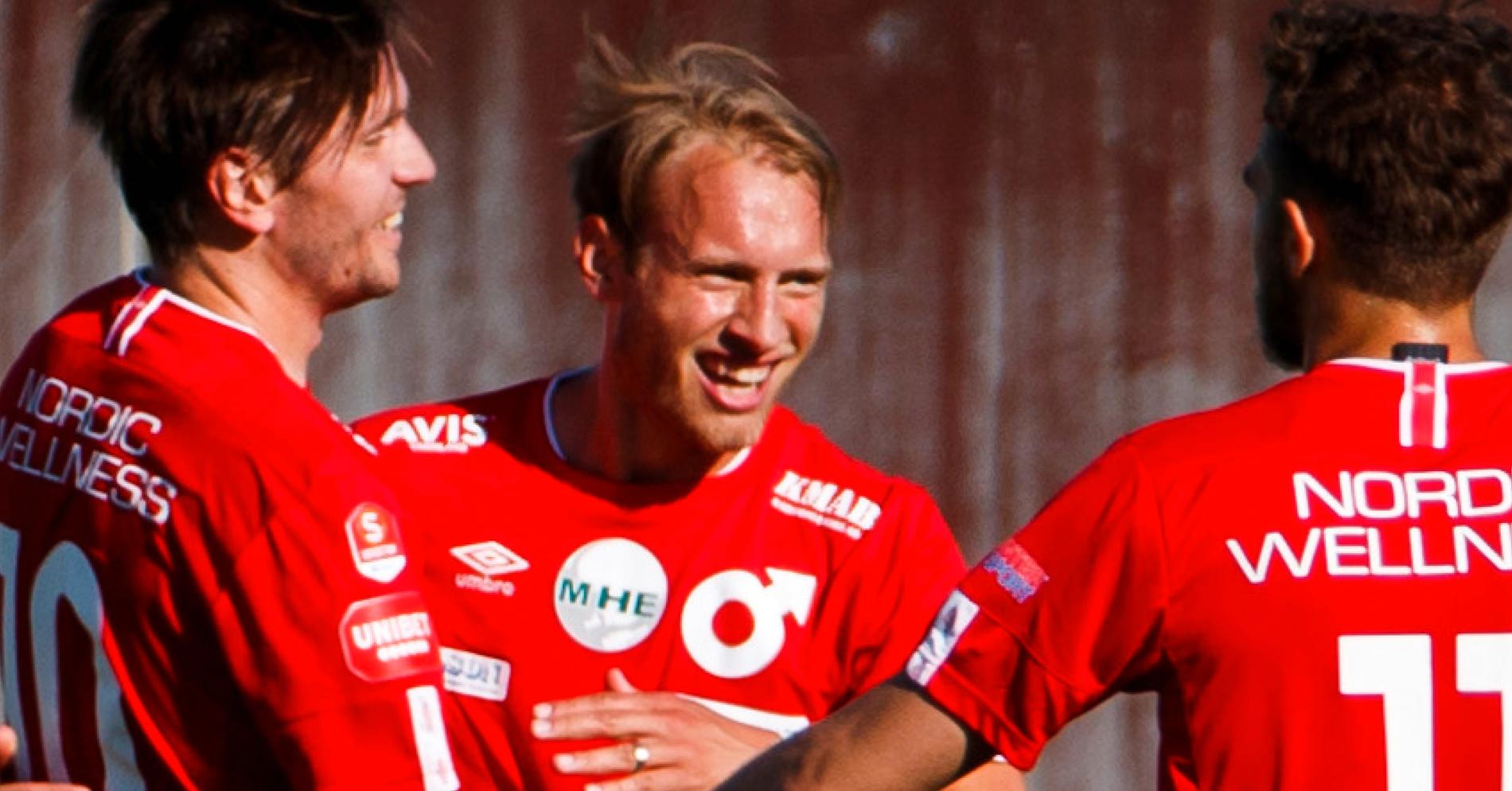 Villiam Dahlström jublar med lagkamrater. 