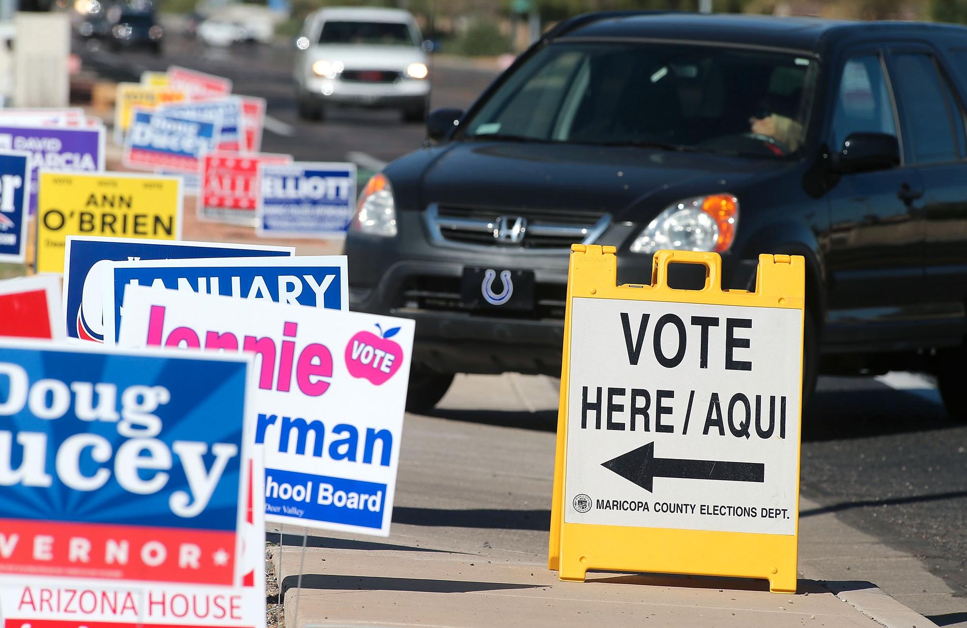 Skyltar utanför en röstlokal i delstaten Arizona. Här avgörs bland annat ikväll valet om en plats i senaten mellan Martha McSally (R) och Kyrsten Sinema (D). 