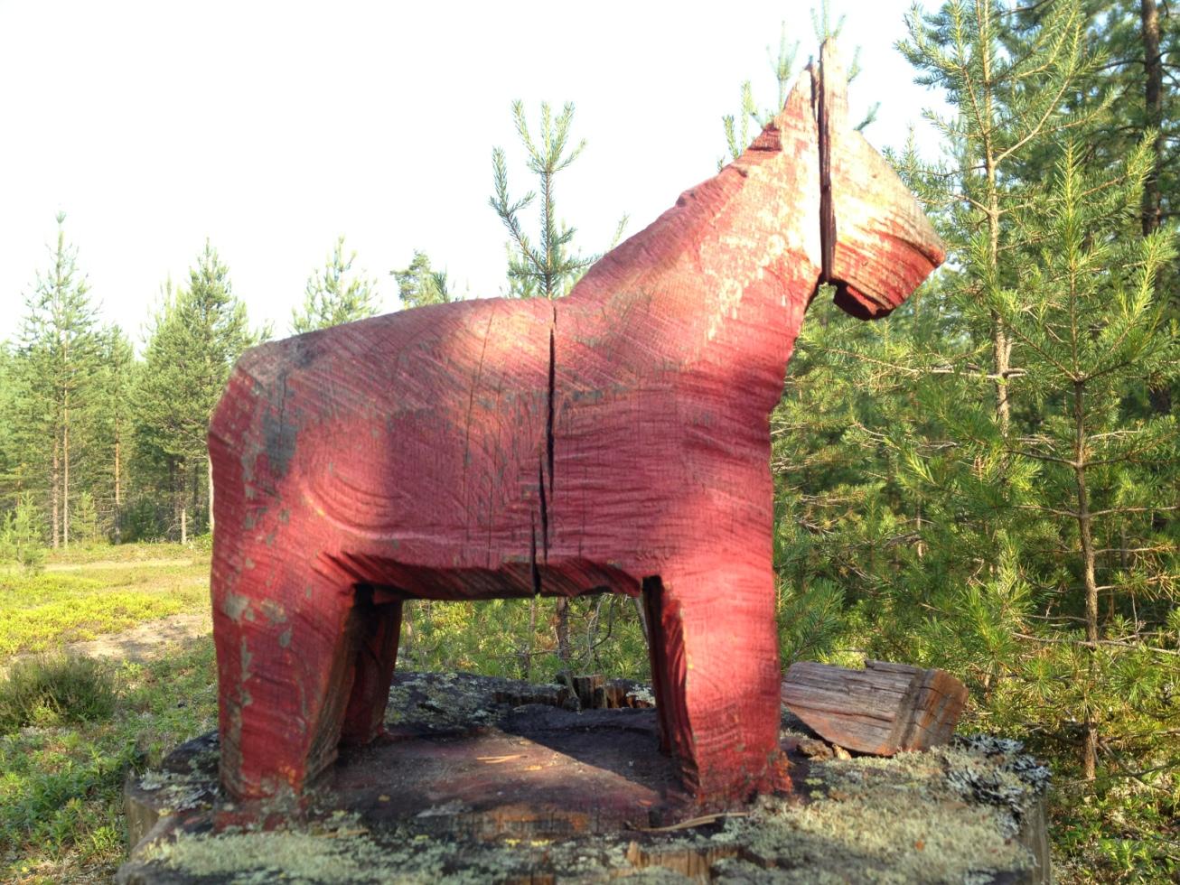 Denna röda dalahäst utanför Mora är utskuren direkt ur trädet.