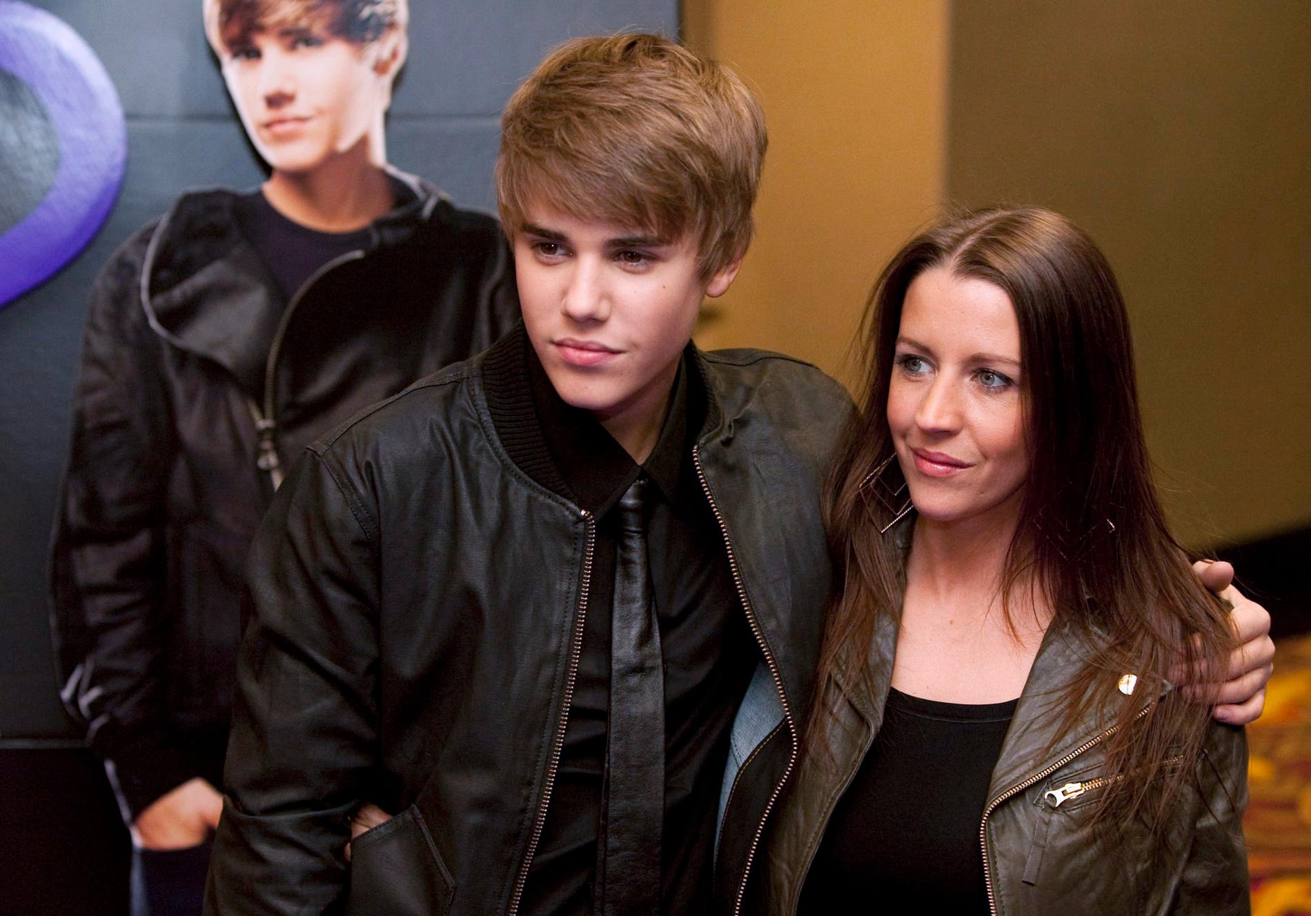 Justin Bieber har bett sin mamma, Pattie Mallette, att följa med på resten av "Believe"-turnén.