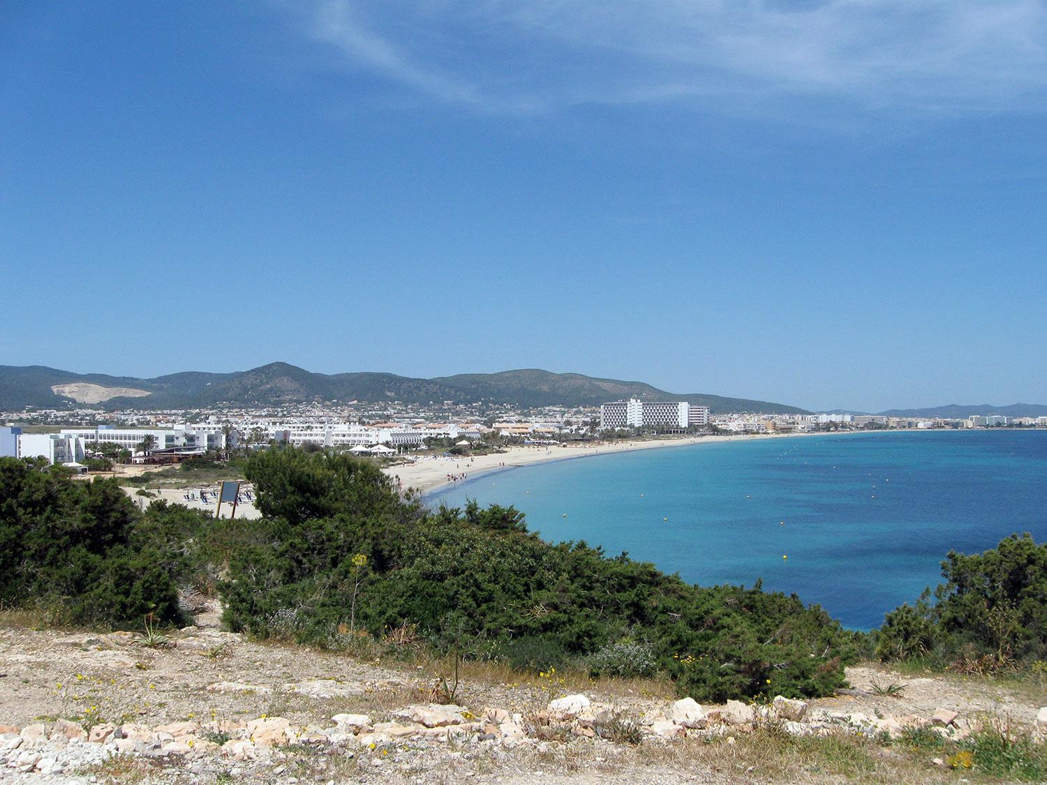 PLATJA DEN BOSSA, SPANIEN Från Ibizas längsta strand kan du bland annat njuta av underbara solnedgångar. Det har kändisar som Kate Moss, Kyle Minogue och Mischa Barton redan gjort.