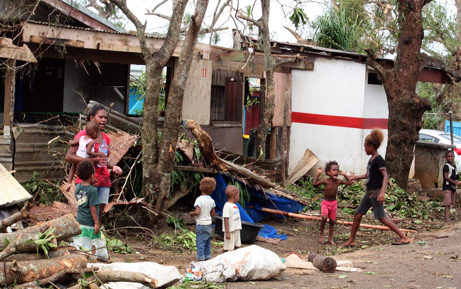 Barnfamiljen vid huset som är belamrat av bråte i Port Vila.