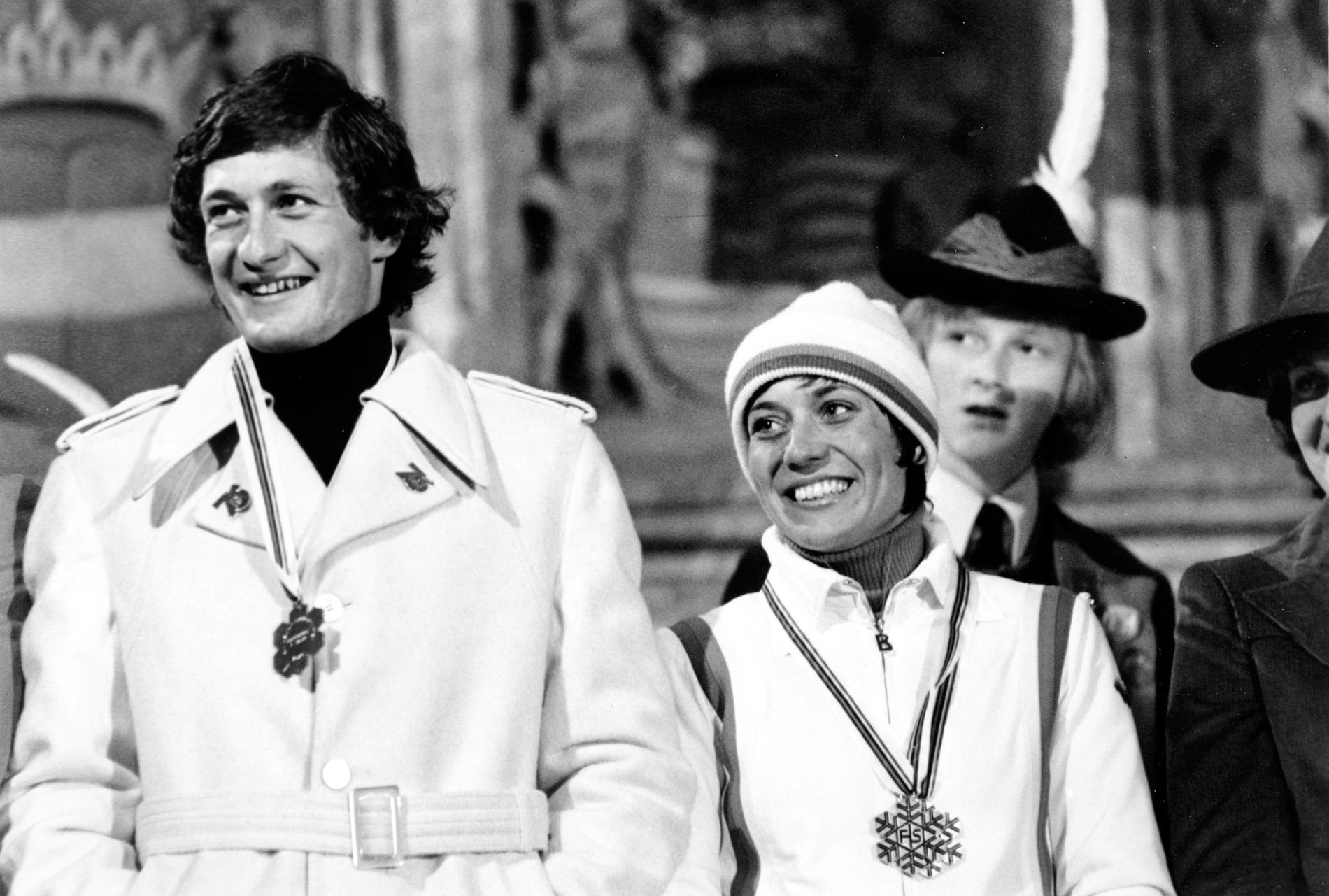 Alpina legendarerna Franz Klammer, Österrike, och Rosi Mittermaier, Västtyskland, med var sin guldmedalj runt halsen under OS i Innsbruck 1976. Arkivbild.