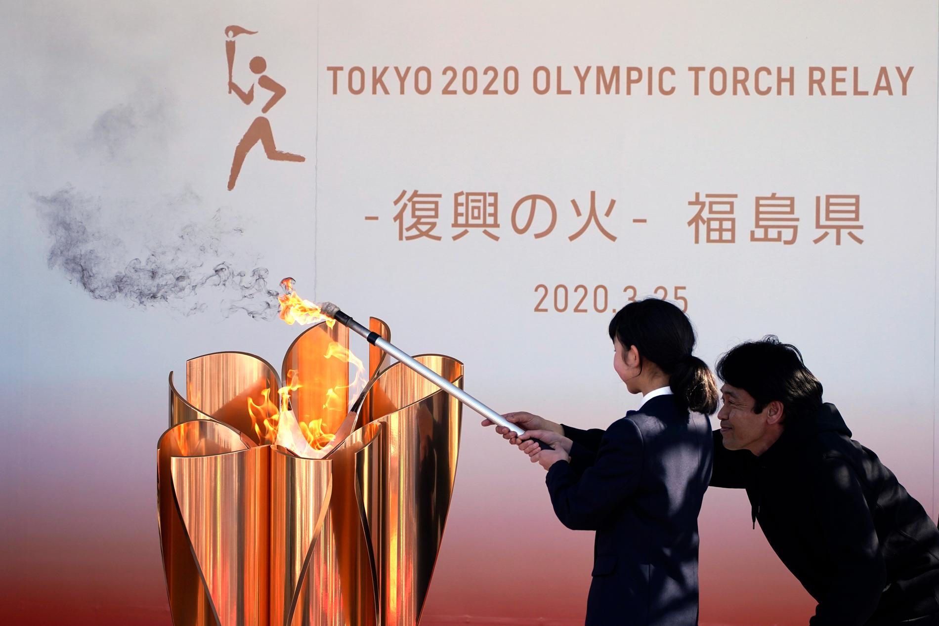 Den olympiska elden brinner för Tokyo-OS till sommaren 2021 – men inte längre, säger IOK:s ordförande Thomas Bach. Arkivbild.