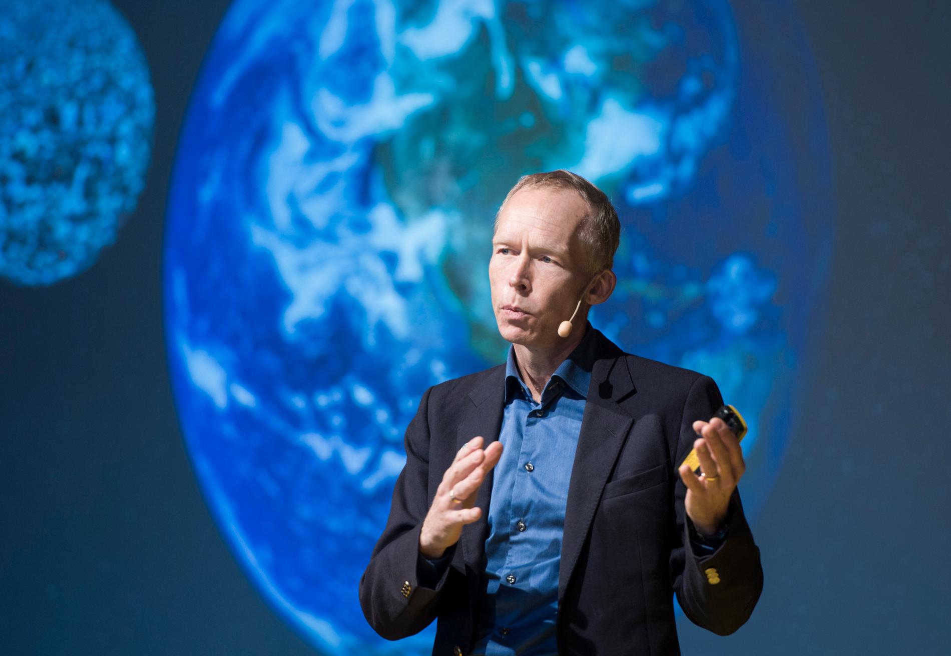 Johan Rockström, professor och chef för Potsdam institut for climate impact research, säger att vi har tio år på oss att vända utvecklingen.