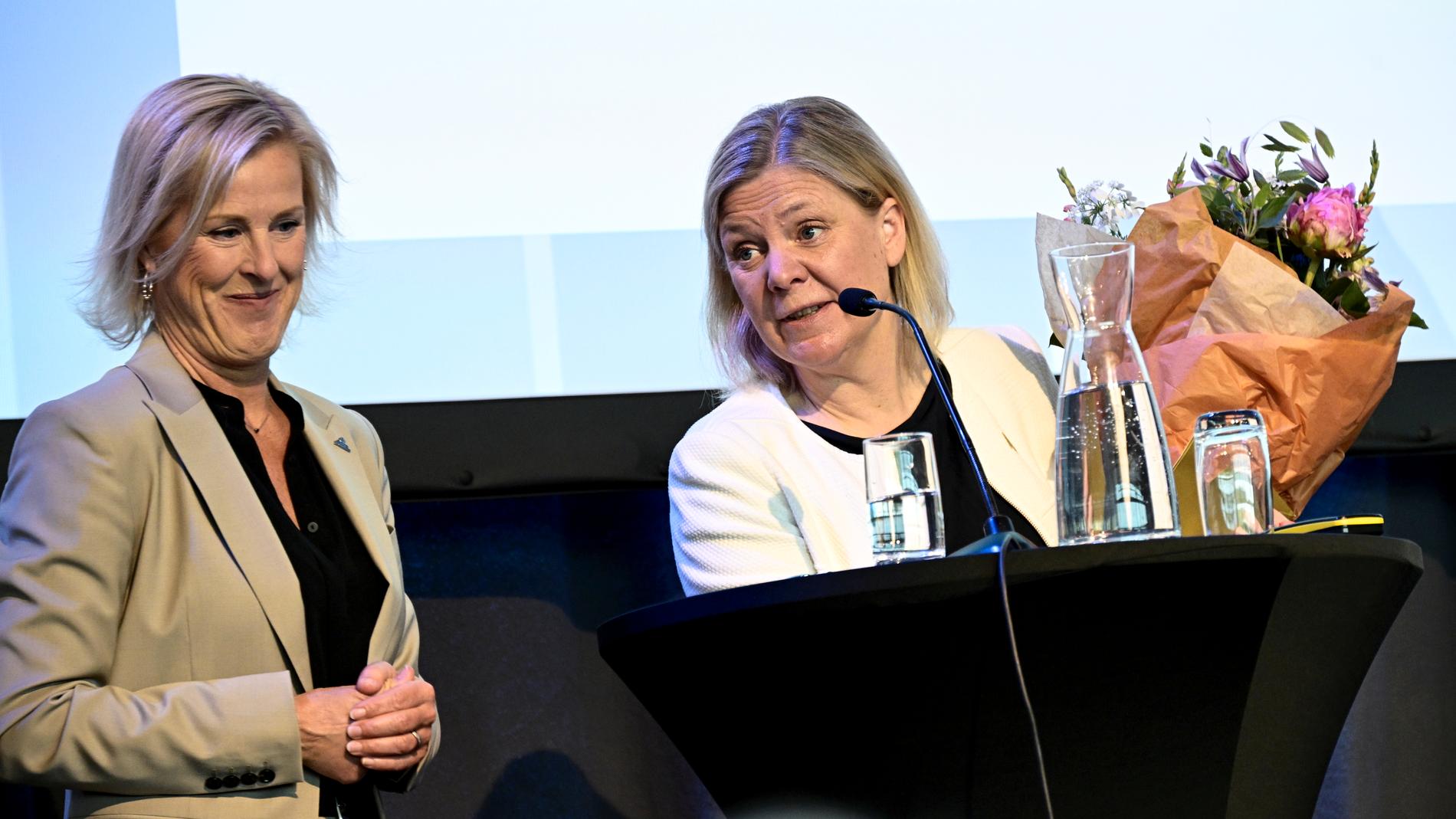 Åsa Fahlén, förbundsordförande för Lärarnas riksförbund, och statsminister Magdalena Andersson vid lärarfackets förbundsmöte i Stockholm.