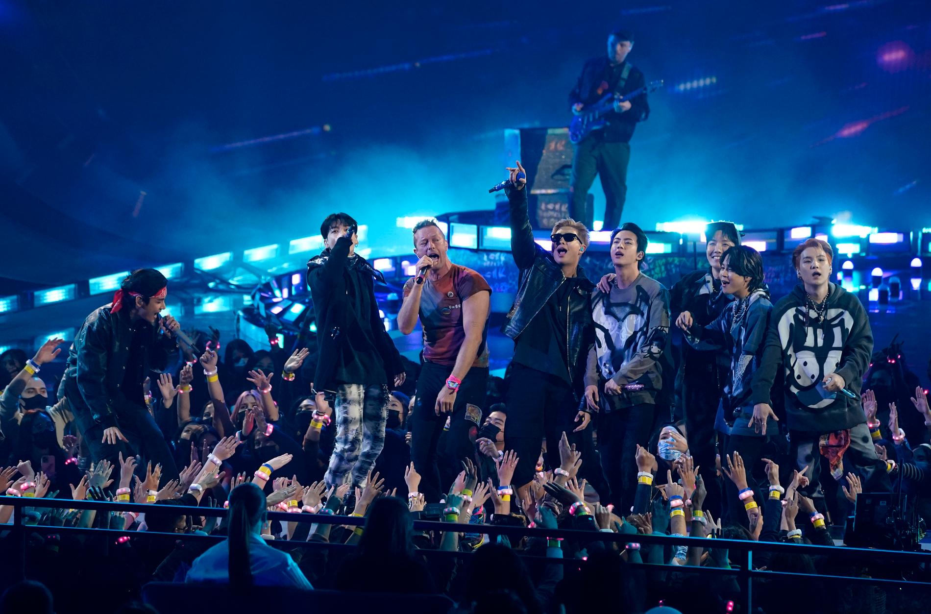 Coldplay och BTS uppträdde tillsammans vid American Music Awards.