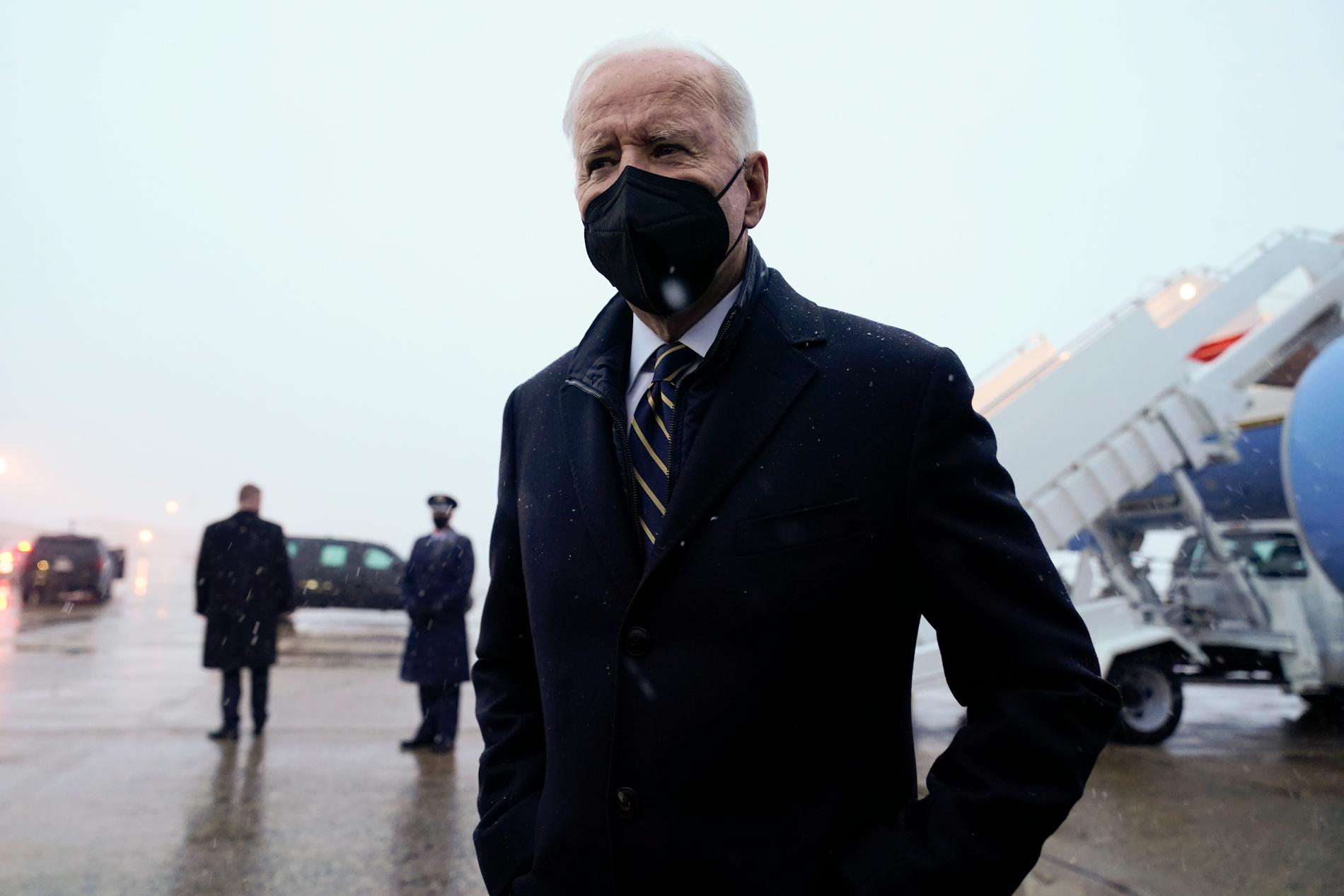 Joe Biden gav beskedet nedanför Air Force One på fredagskvällen.