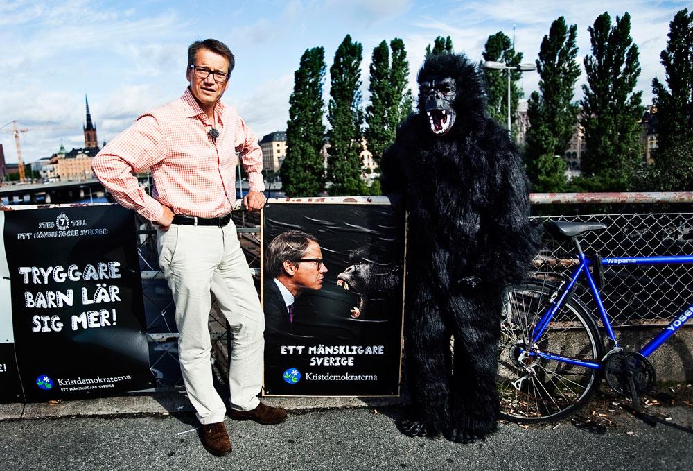 Göran Hägglund tillsammans med en gorilla inför valet 2010.
