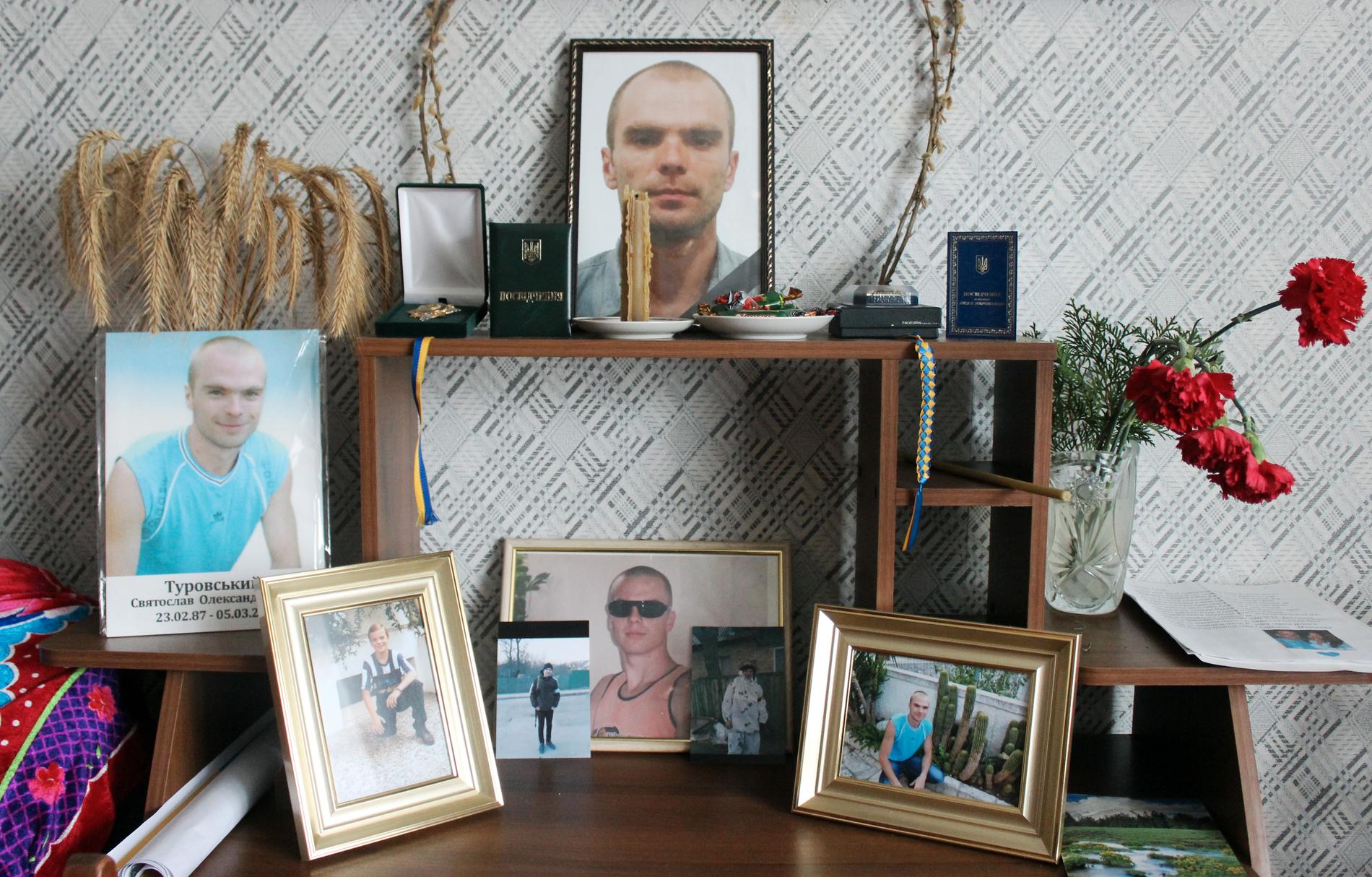 I Svyatoslavs tonårsrum har Oleksander byggt ett altare med bilder på sin son.