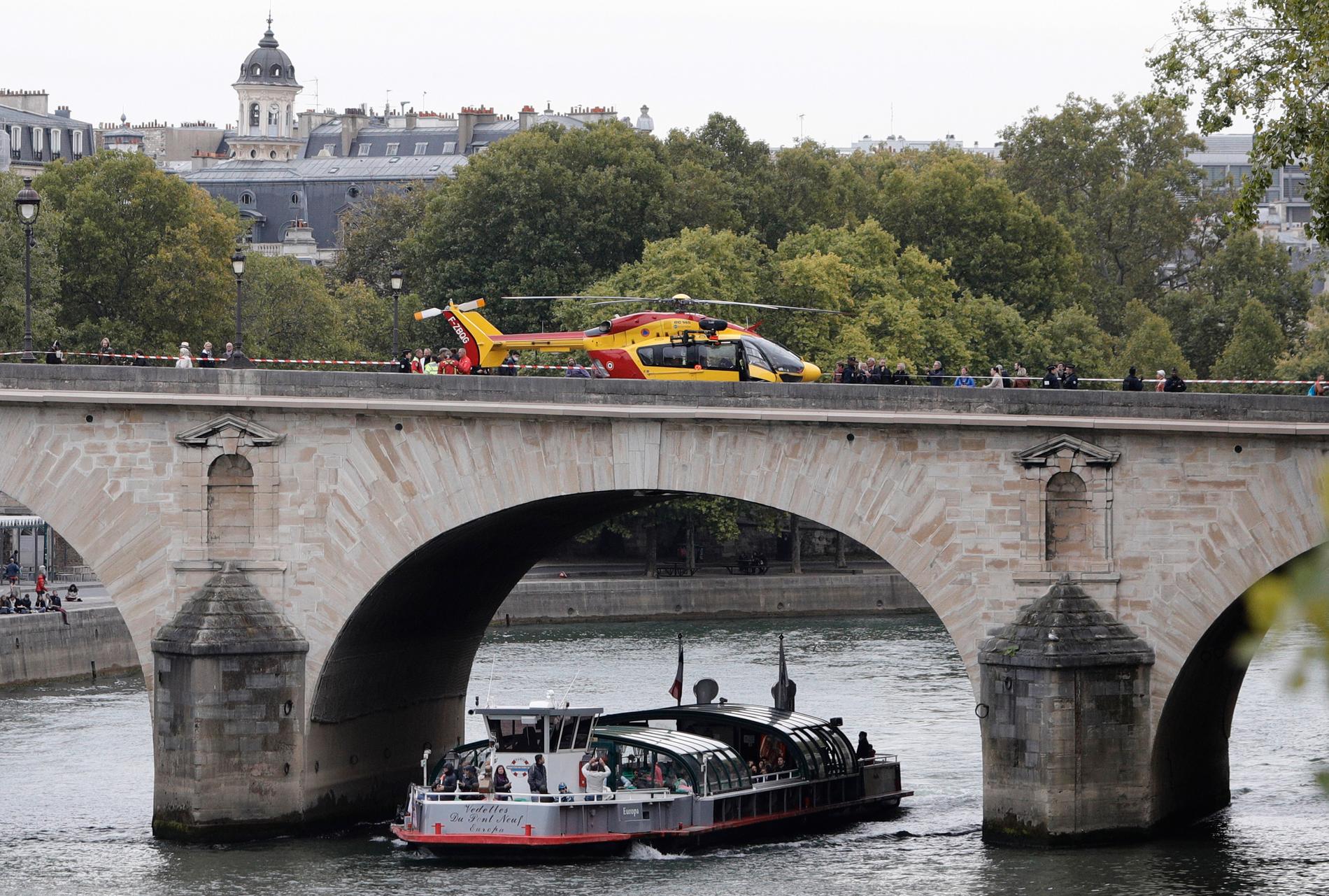 En ambulanshelikopter på en bro över floden Seine i Paris. 
