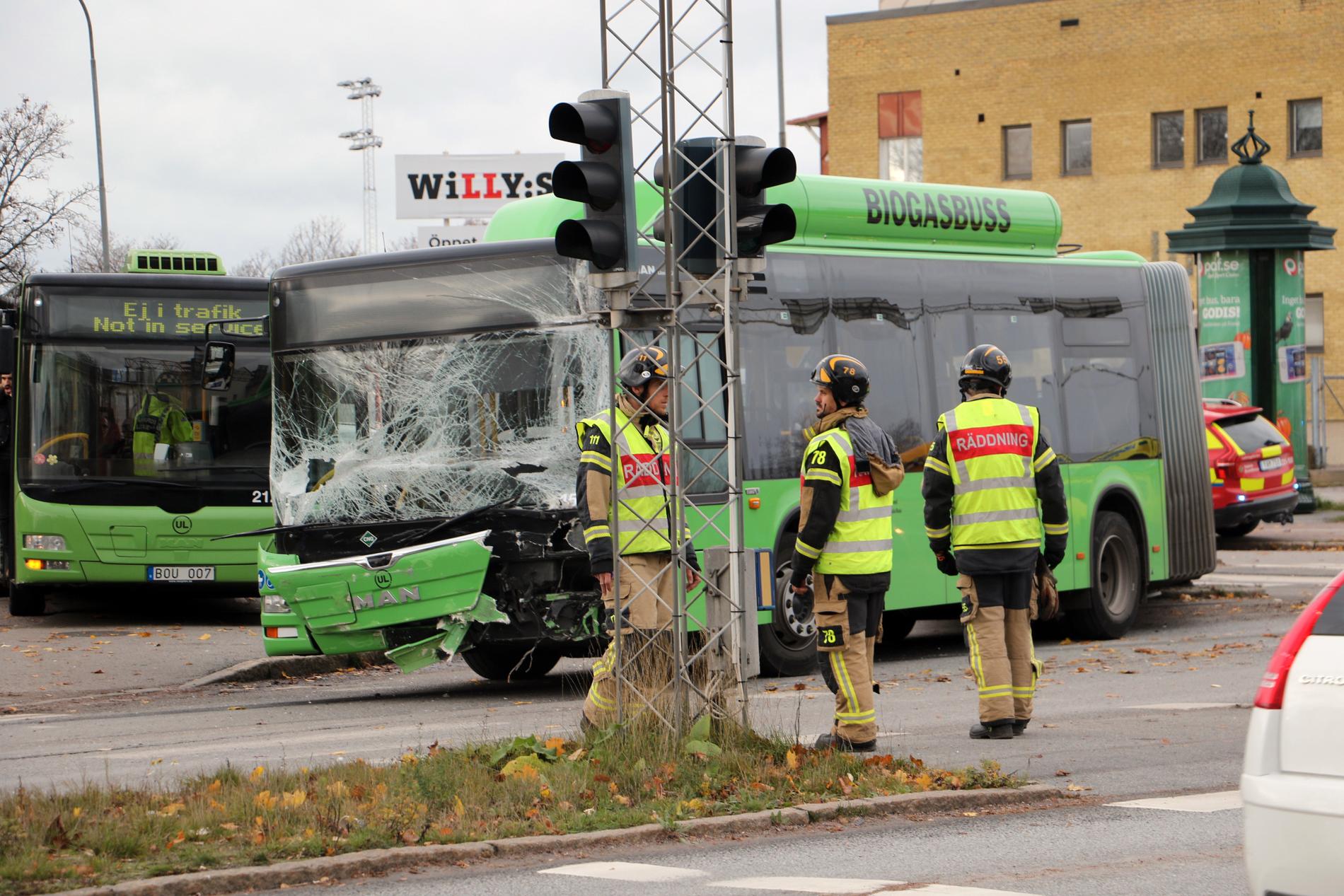 En lastbil och buss krockade på tisdagen omkring lunchtid. Busschauffören och två passagerare fick föras till sjukhus.