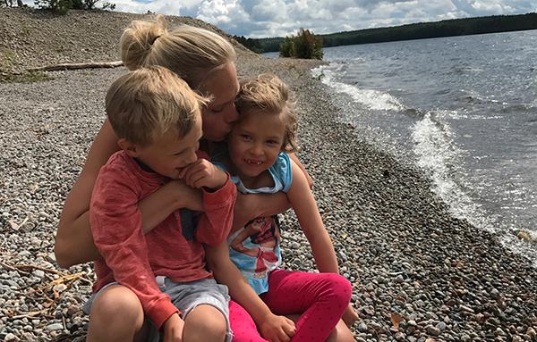 Malin Larsson med sina barn, Kevin och Tuva. ”Vi ligger mellan stolarna och kämpar för en fungerande vardag. Det skrämmer mig enormt att svensk politik i dag står bakom att samhällets mest oskyldiga grupp manövreras ut” skriver hon.
