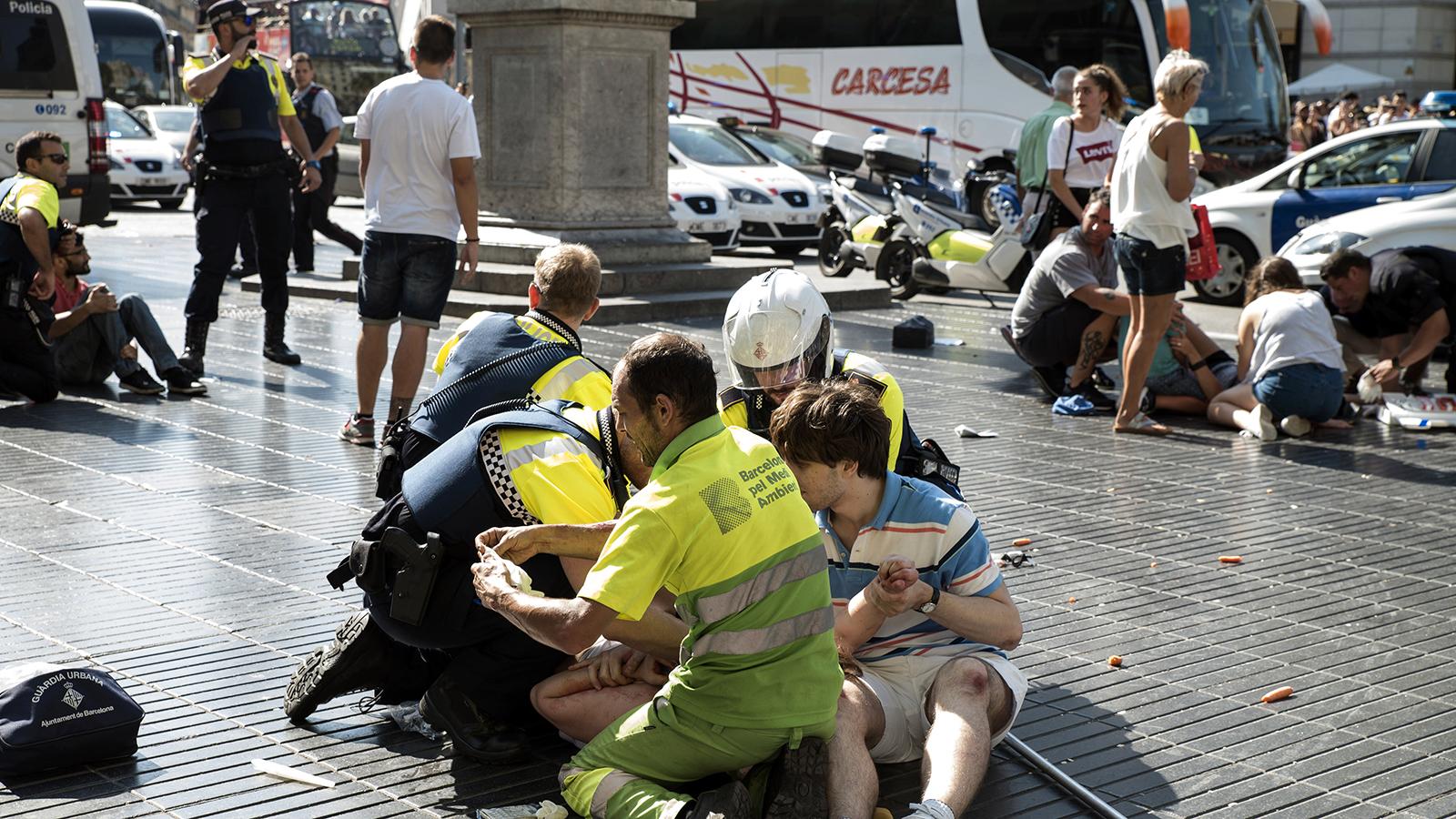 Kaos efter skåpbilsattacken på paradgatan La Rambla i Barcelona.