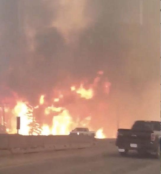 Bild tagen från motorvägen visar flammorna från den gigantiska skogsbranden i kanadensiska Alberta.