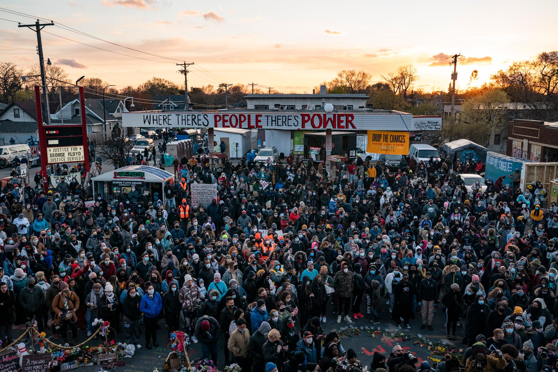 Mängder av människor samlades utanför Cup Food i Minneapolis på tisdagen.