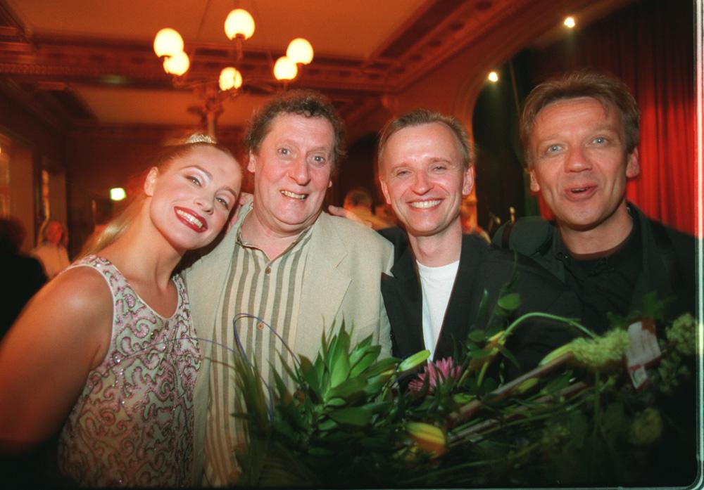 1995 På 50-årsdagen firades Lasse Brandeby av vännerna Regina Lund, Johan Ulveson och Björn Skifs.