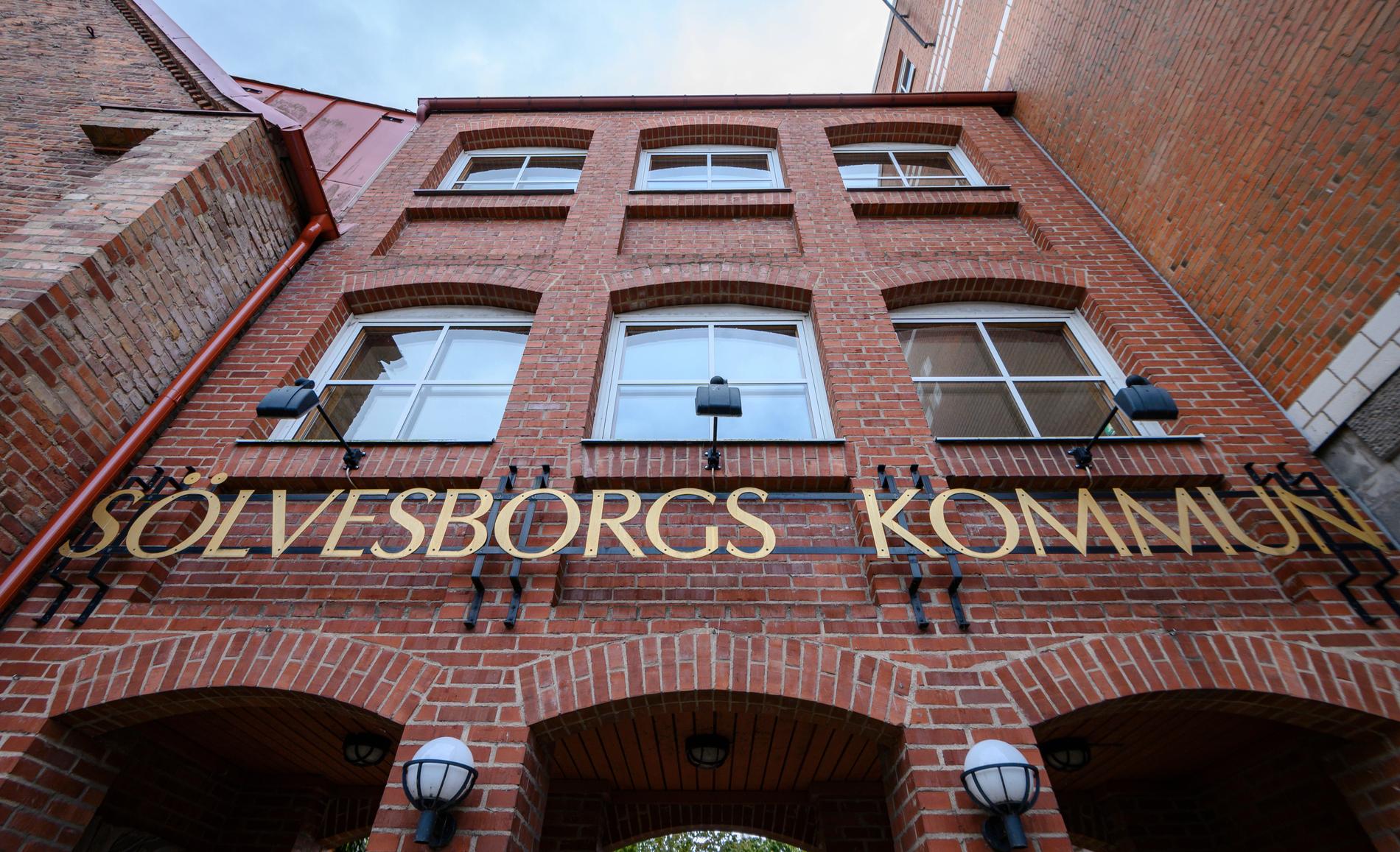 Sölvesborgs kommun har strukit skadeståndskravet mot en tidigare anställd som åtalats för att ha ristat hakkors i biblioteksböcker. Arkivbild.
